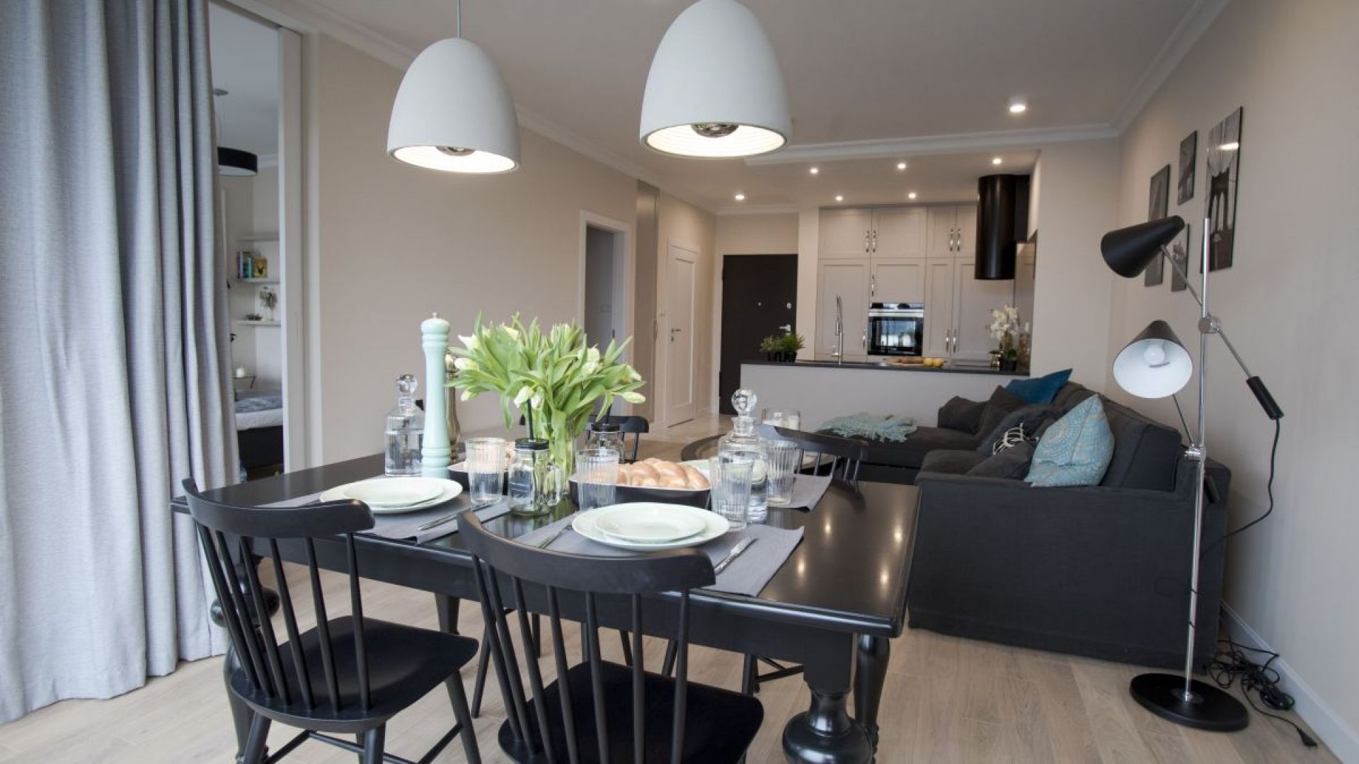 Apartament na Mokotowie. Parkiet z bielonego dębu, wyglądający na starszy niż jest w rzeczywistości, wnosi do pachnącego jeszcze nowością mieszkania atmosferę zasiedzenia. Wzmacnia tym samym stylizowany charakter aranżacji. Fot. MGN