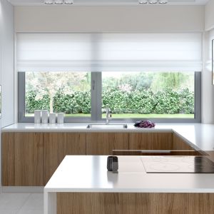 W kuchni nie brakuje dużych okien, które wpuszczają do wnętrza dużo naturalnego światła. Fot. HomeKONCEPT