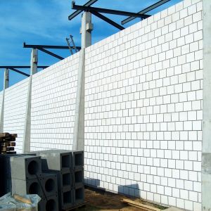 Do budowy ścian zewnętrznych stosuje się zazwyczaj takie materiały, jak: beton komórkowy, silikaty, pustaki ceramiczne. Fot. Stowarzyszenie "Biae Murowanie"
