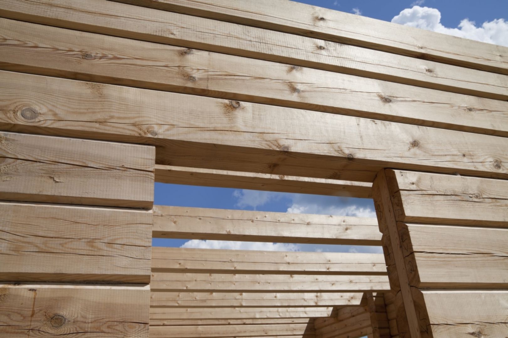 Drewno to materiał naturalny, który stale “pracuje”, co oznacza, że dostosowuje swoją objętość do warunków otoczenia. Fot. Drewnochron