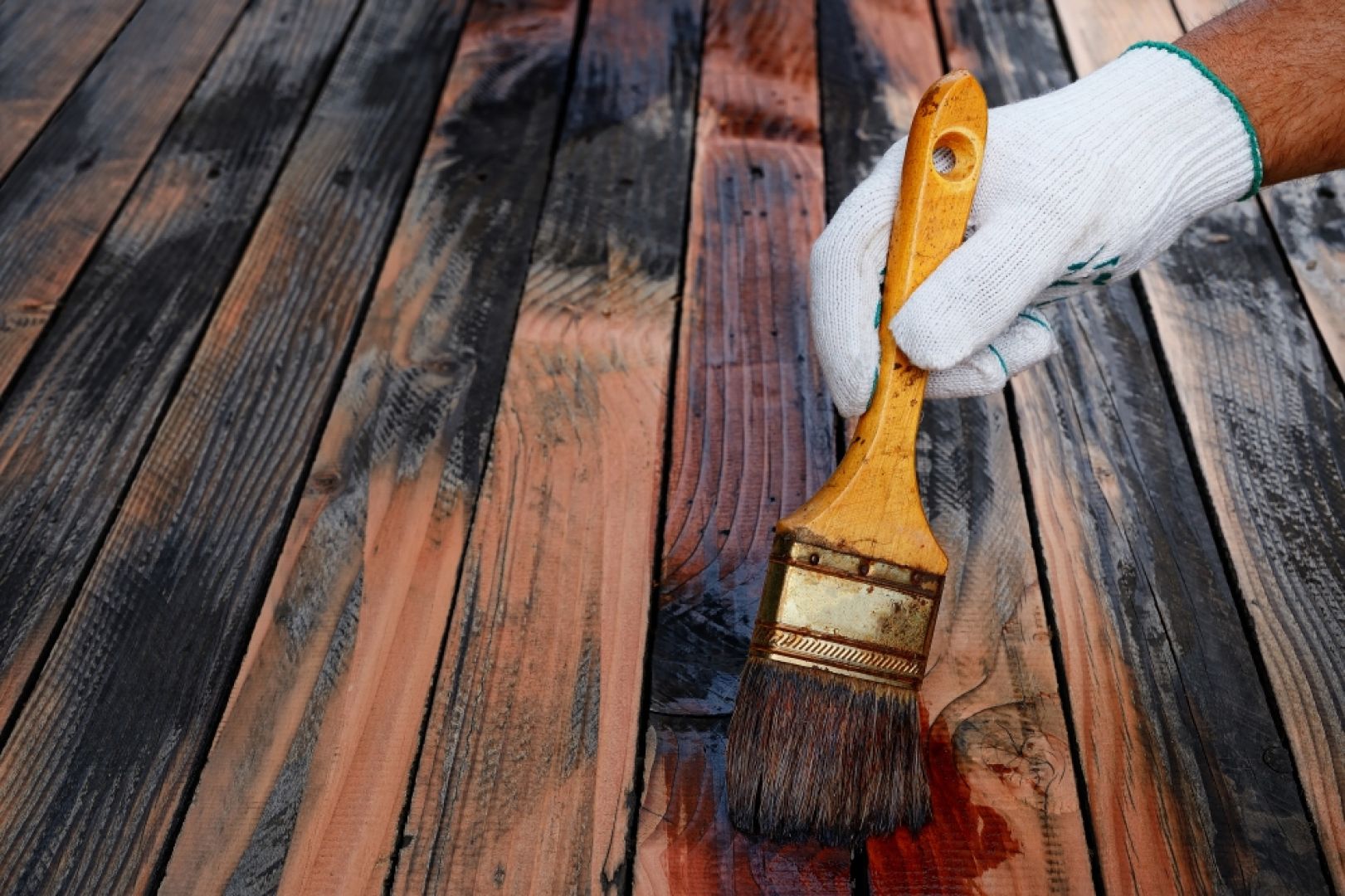 Jeśli podłoga została wykonana z surowego drewna, po wysuszeniu najpierw należy ją zaimpregnować preparatem zabezpieczającym przed grzybami i insektami. Fot. Shutterstock