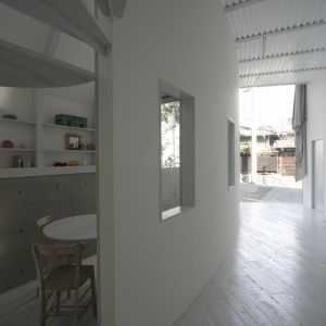 Wnętrze urządzono w bardzo surowym, minimalistycznym stylu. Fot. Hideyuki Nakayama Architecture