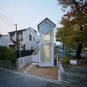 Ten dom bardzo zaskakuje. Pomimo małej powierzchni użytkowej wnętrza są urządzone funkcjonalnie. Dzięki czemu można w nim w miarę komfortowo mieszkać. Fot. Takumi Ota