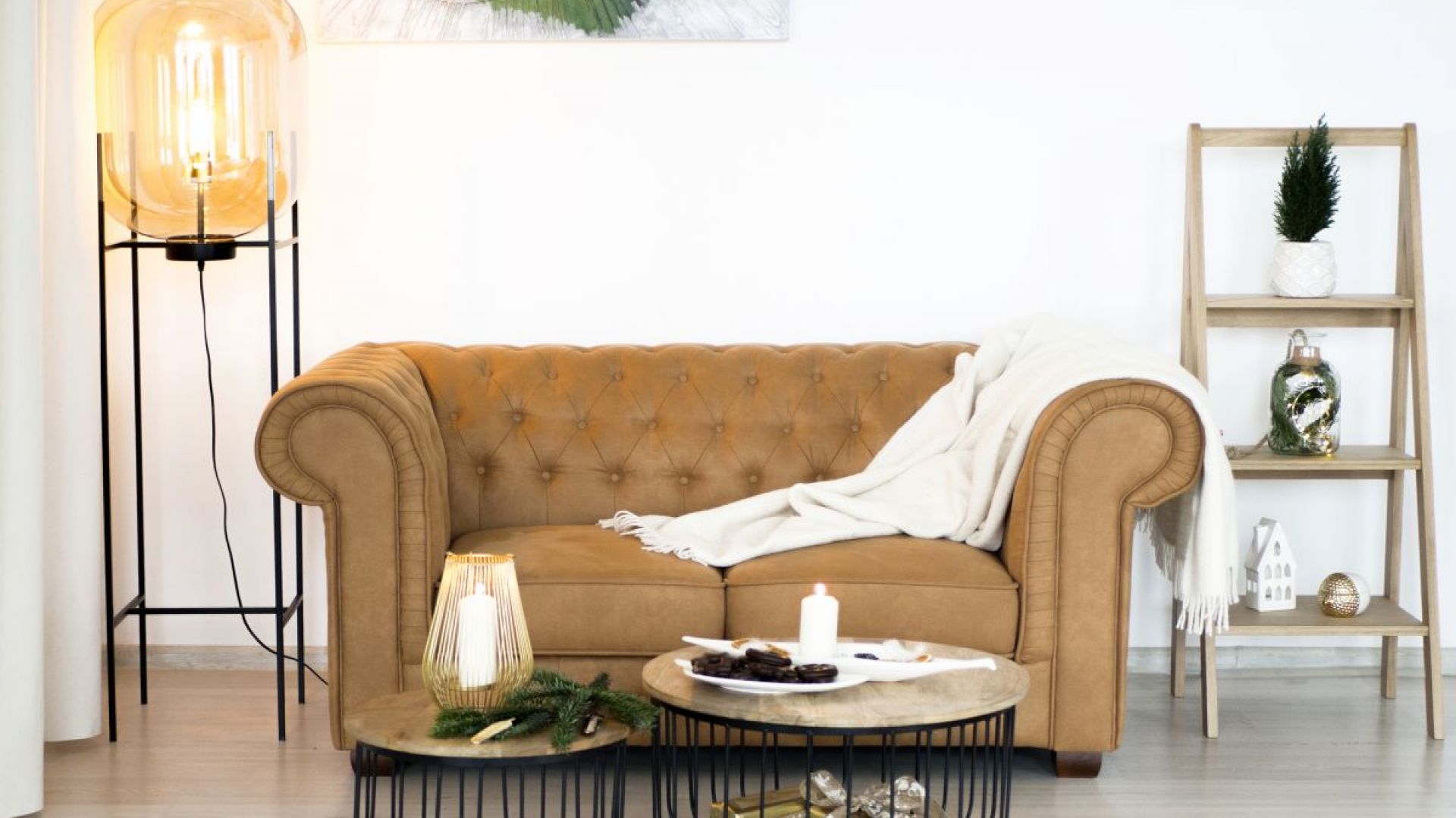 Przykładem na to, że klasyczny styl nigdy nie wyjdzie z mody i bez problemu można łączyć go z nowoczesnością, jest sofa Chesterfield. Fot. Make Home
