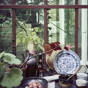 Talerze, misy, miseczki, patery, dzbanki i filiżanki inspirowane są tradycyjnymi naczyniami japońskimi. Fot. HK Living Dutchhouse