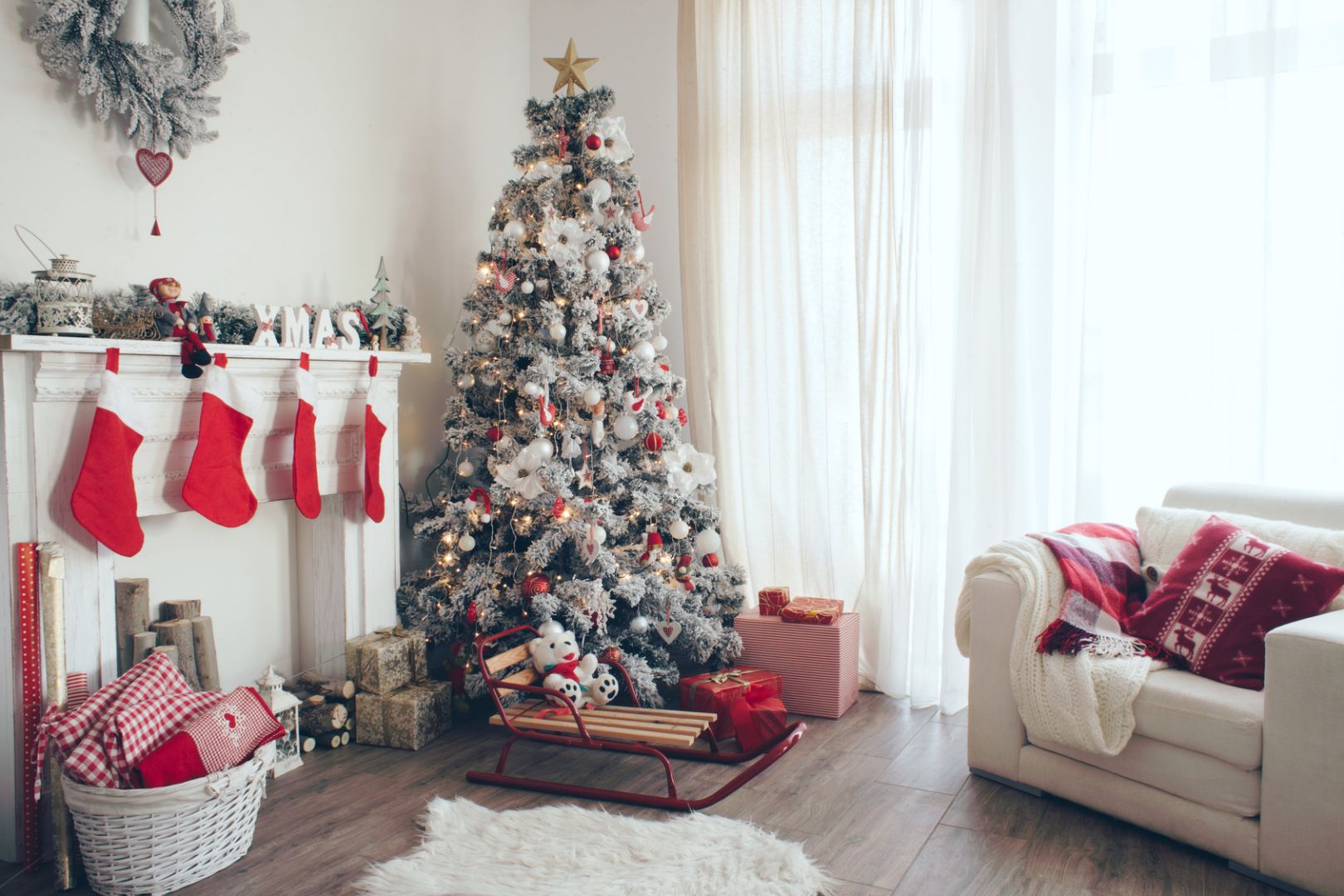 Święta Bożego Narodzenia to dobra okazja do zmiany salonu w miejsce pełne kolorów, świątecznych dekoracji i ozdób. Fot. Bondex 