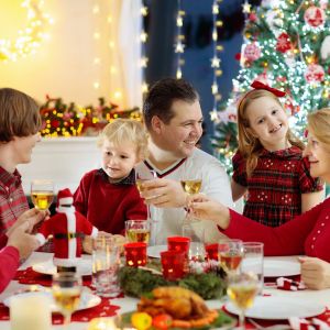 Wigilijny stół, przy którym gromadzą się rodzina i znajomi, to jeden z najważniejszych elementów Bożego Narodzenia. Fot. 123rf