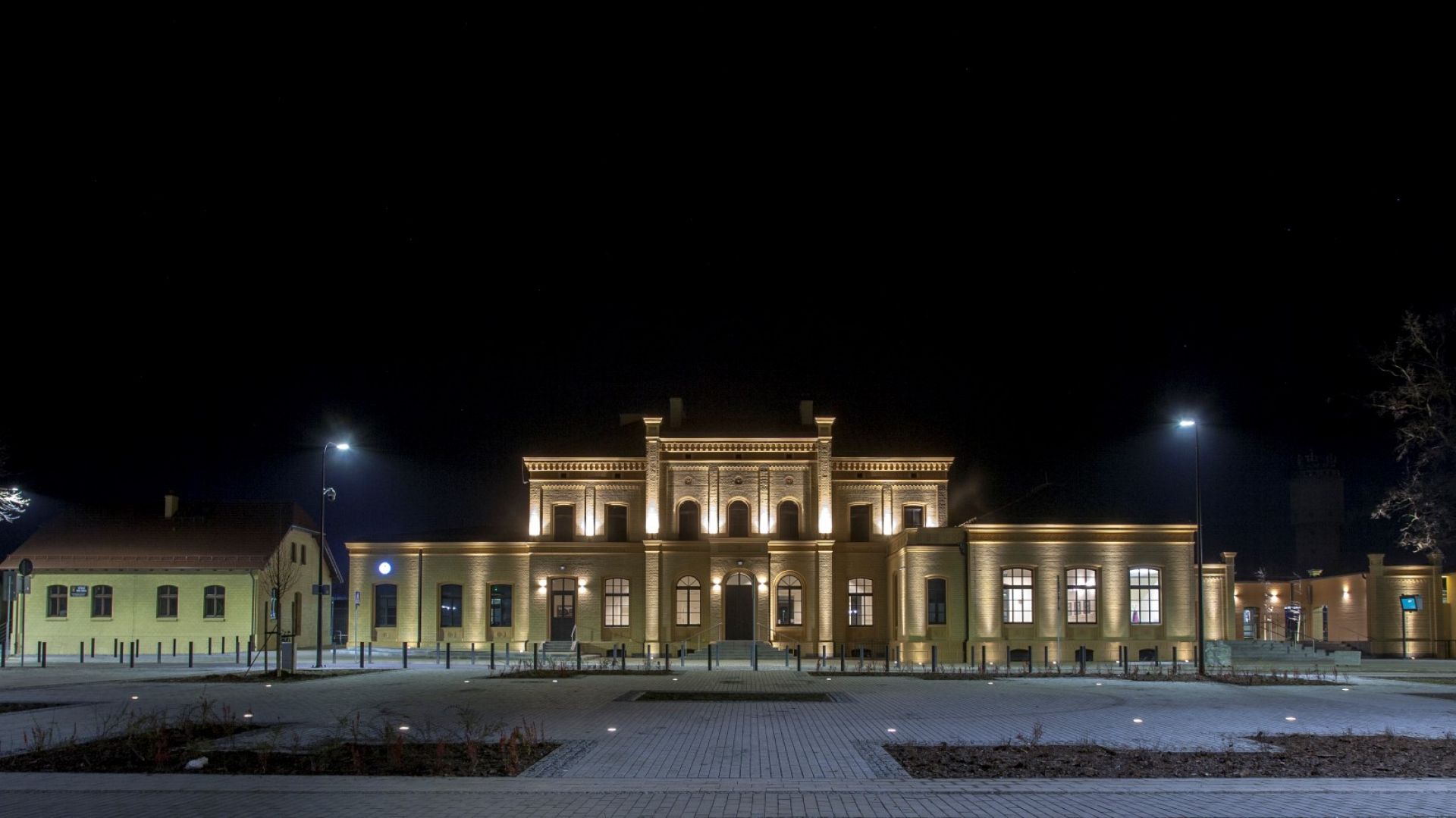 Sam dworzec w wyniku przebudowy odzyskał dawną świetność. W głównym budynku urządzono poczekalnie, kasy i toalety. Fot. Flowcrete Polska