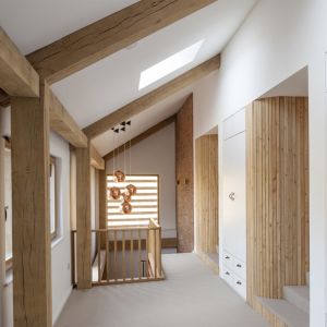 Drewno i cegła świetnie uzupełniają minimalistyczny styl Timber Frame House. Fot. a-zero
