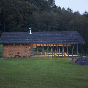 4. Stodoła Spotkań - obiekt inspirowany polską architekturą drewnianą. Projekt: BXBstudio Bogusław Barnaś & MOSS Architektura Krajobrazu