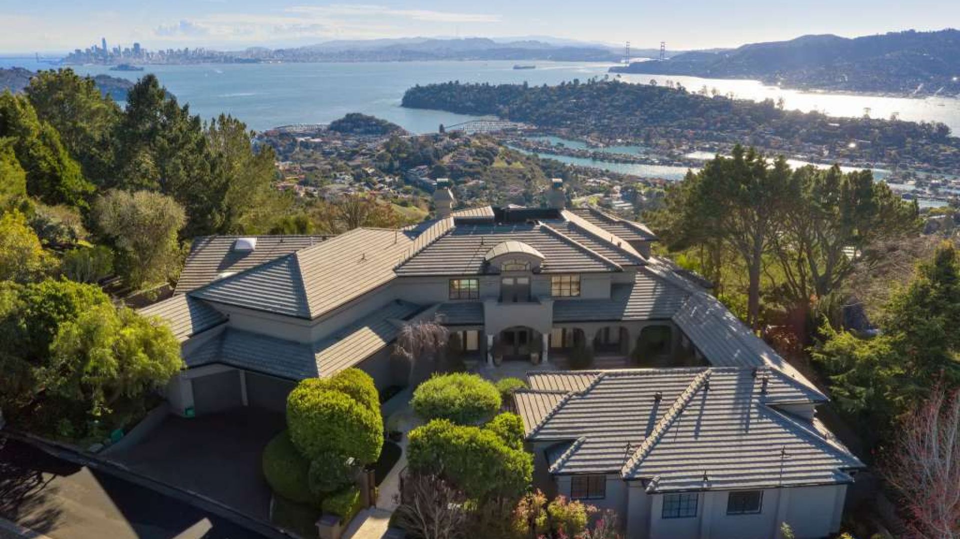 Dom położony jest nad zatoką San Francisco. Fot. Open Homes