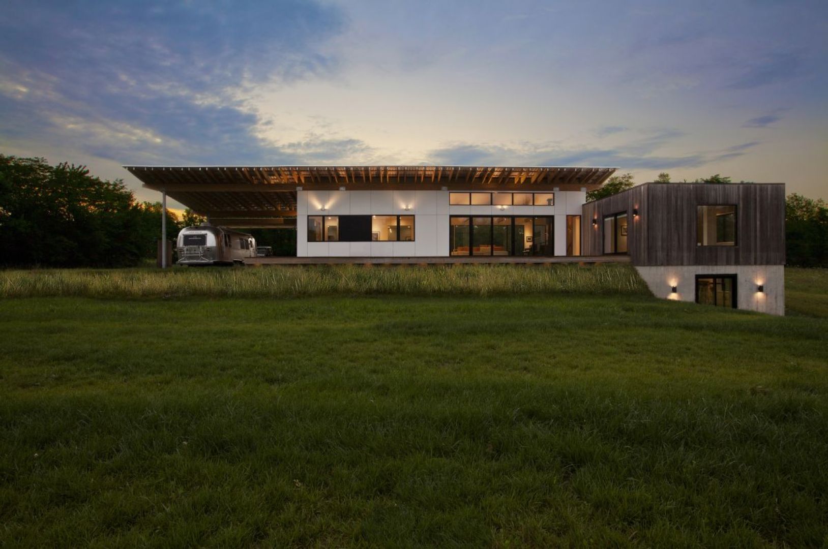 Czteroosobowa rodzina ze stanu Indiana w Stanach Zjednoczonych chciała zamieszkać w energooszczędnym, skromnym i nowoczesnym domu. Tak zrodziła się koncepcja Copperwood House – jego nazwa (copperwood = miedziane drewno). Fot. HAUS Architects