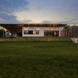 Czteroosobowa rodzina ze stanu Indiana w Stanach Zjednoczonych chciała zamieszkać w energooszczędnym, skromnym i nowoczesnym domu. Tak zrodziła się koncepcja Copperwood House – jego nazwa (copperwood = miedziane drewno). Fot. HAUS Architects