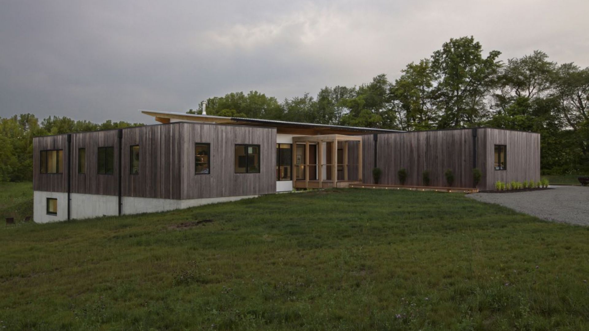 Nieużywany od lat rurociąg stał się główną inspiracją koncepcji architektonicznej. Powstał w ten sposób ciąg przesuniętych względem siebie modułów. Fot. HAUS Architects