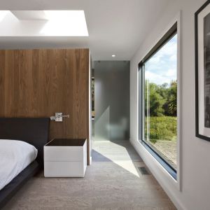 Ścianka za łóżkiem to także termicznie modyfikowany jesion. Fot. HAUS Architects