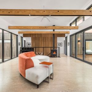 Drewno w pomieszczeniach zostało nieco rozjaśnione, zachowało jednak naturalną paletę barw modyfikowanego termicznie jesionu. Fot. HAUS Architects