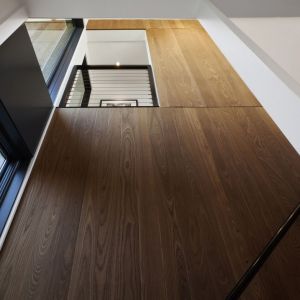 Modyfikowany termicznie jesionu można spotkać także we wnętrzu domu. Fot. HAUS Architects