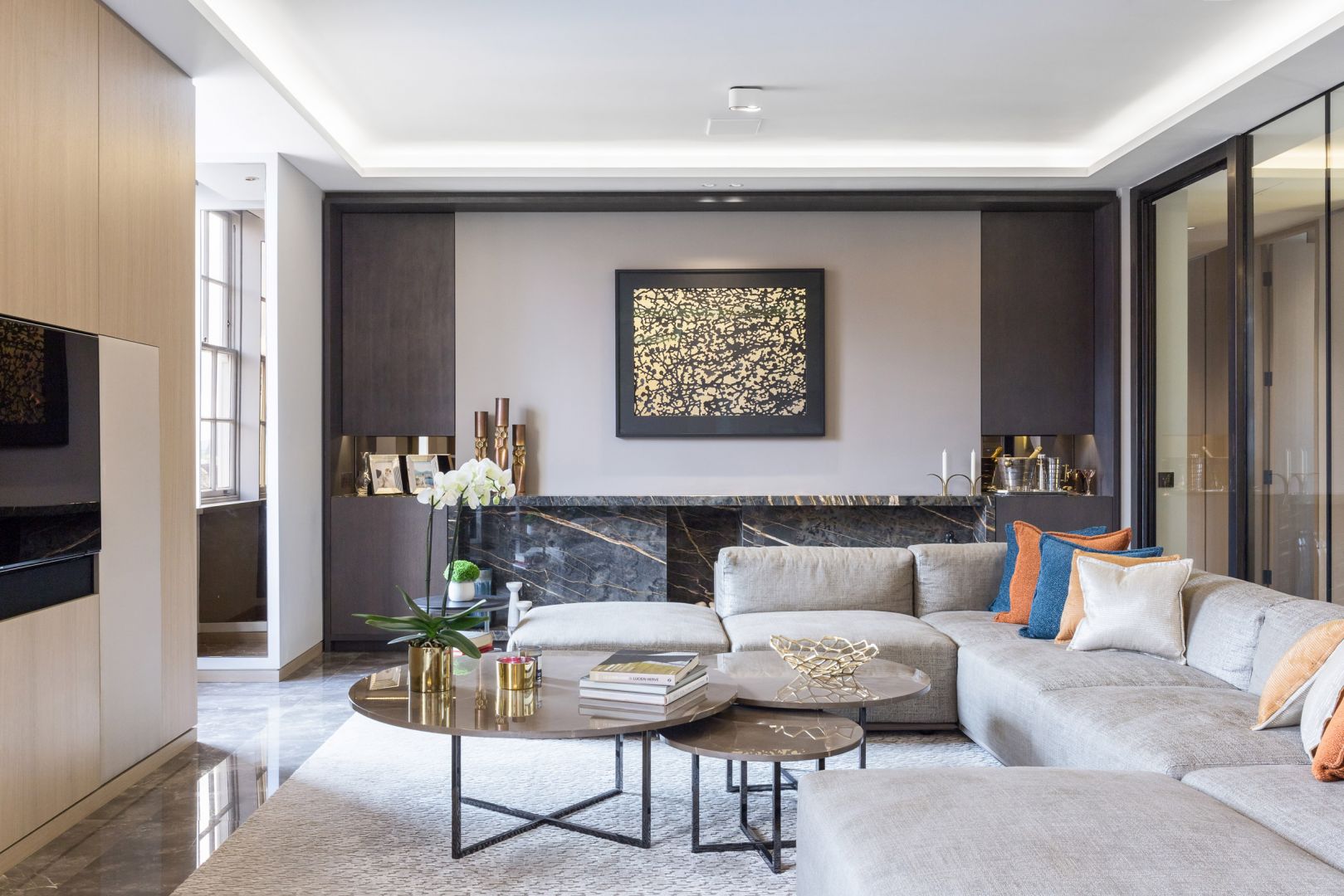Duża, narożna sofa, okrągłe stoły i proste linie mebli to cechy charakteryzujące mieszkanie Grosvenor Square. Fot. Nick Leith-Smith