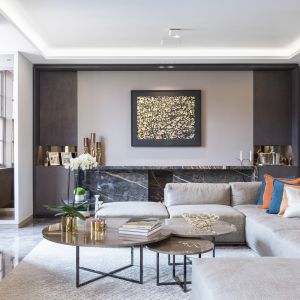 Duża, narożna sofa, okrągłe stoły i proste linie mebli to cechy charakteryzujące mieszkanie Grosvenor Square. Fot. Nick Leith-Smith