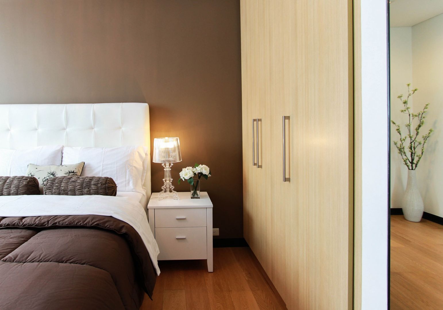 Na sypialnię z reguły przeznaczamy najmniejszy pokój w mieszkaniu. Warto jednak wiedzieć, że nawet na ograniczonej powierzchni można stworzyć ciekawą i funkcjonalną aranżację. Fot. CH Fasty
