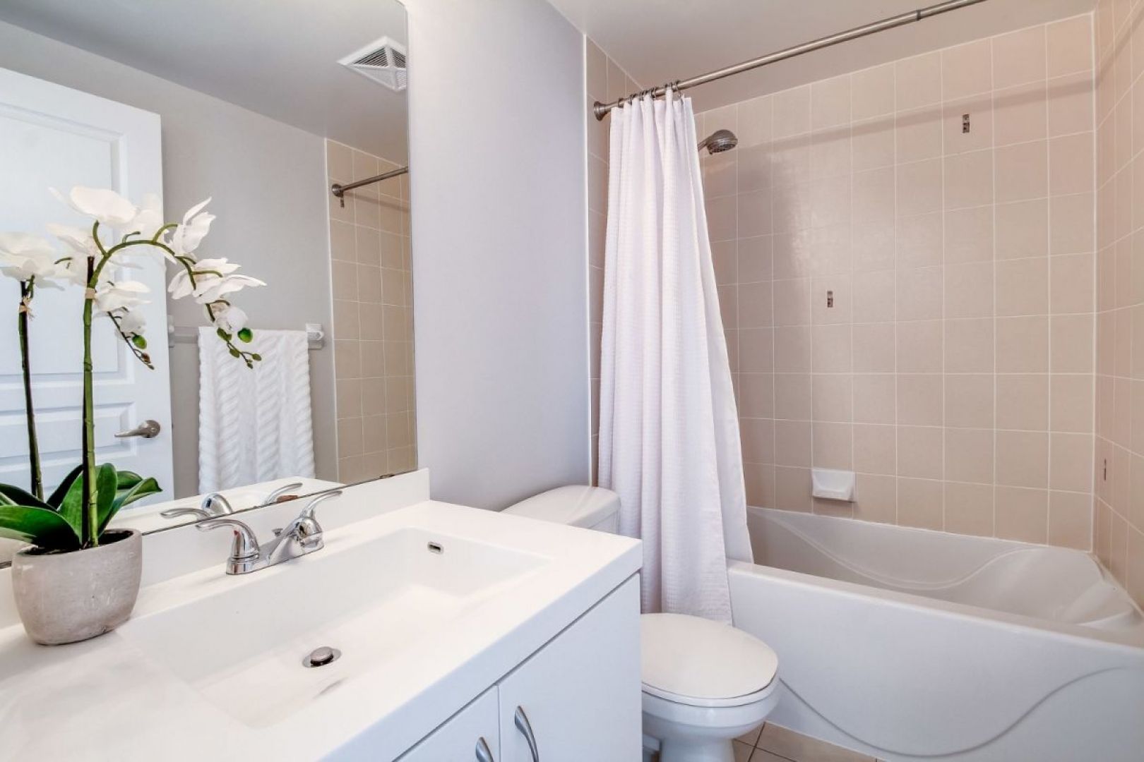 Чтобы обеспечить в ванной приятный микроклимат, регулярно проветривайте помещение.  Фото  Pixabay