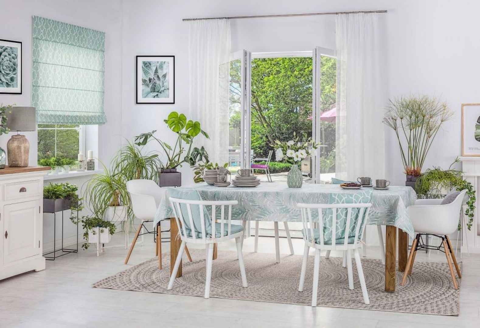 Roleta rzymska Capri, poszewka Kinga tkanina Gardenia, Krzesła Madle White i Shape White. Fot. Dekoria.pl