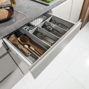 Антрацитовые системы для шкафов под столешницей - Junior.  Они представляют собой практичное решение для хранения посуды и продуктов, которые чаще всего используются на кухне.  Фото  Пека