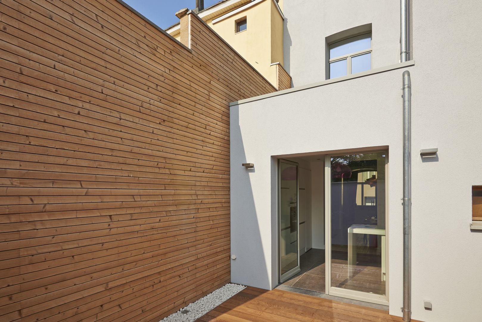 Naturalny urok drewna sprawia, że jest ono chętnie wykorzystywane na ścianach zewnętrznych domu. Fot. Fotolia