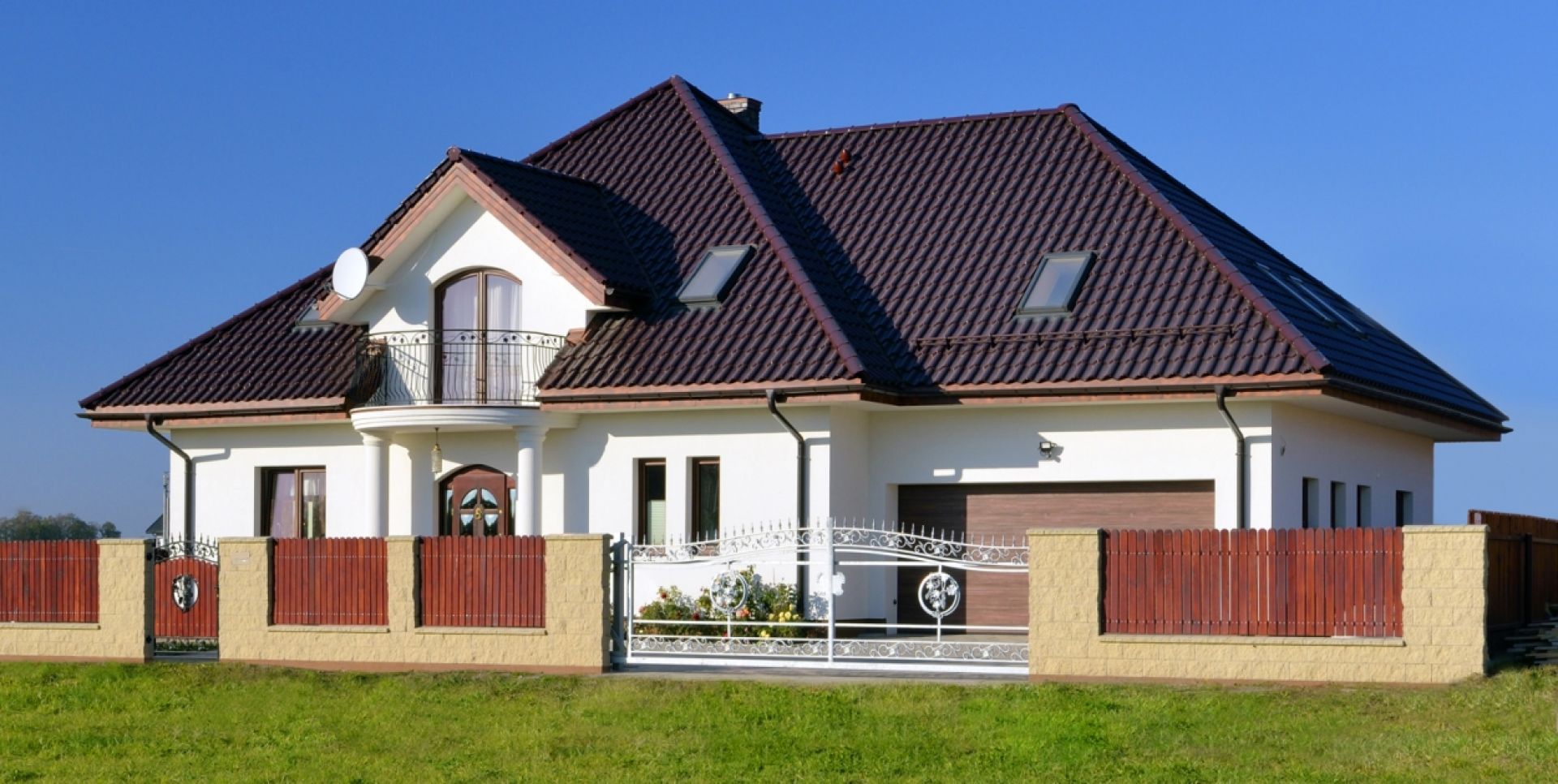 Model dachówki, na który się zdecydujemy podczas kładzenia lub remontowania dachu, powinien być nie tylko dopasowany estetycznie do wyglądu domu czy też jego otoczenia, ale przede wszystkim maksymalnie funkcjonalny. Fot. Creaton