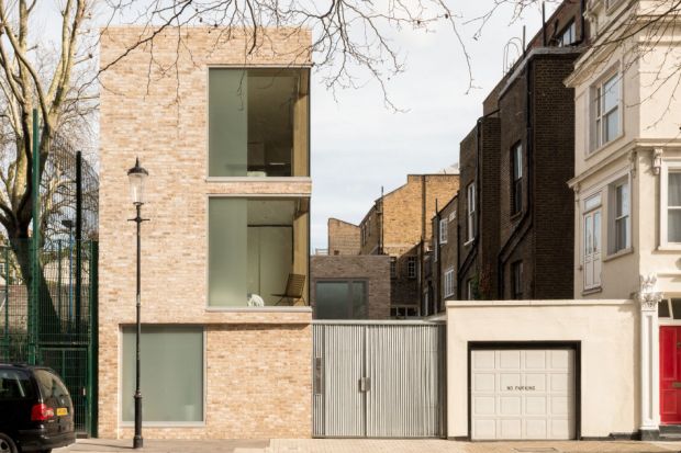 Dom Chene Walk, który swą nazwę zaczerpną od nazwy słynnej londyńskiej ulicy, jest przykładem połączenia praktycznego wzornictwa mieszkaniowego z ekologicznym podejściem do architektury. Z takich projektów znane jest biuro architektoniczne Feil