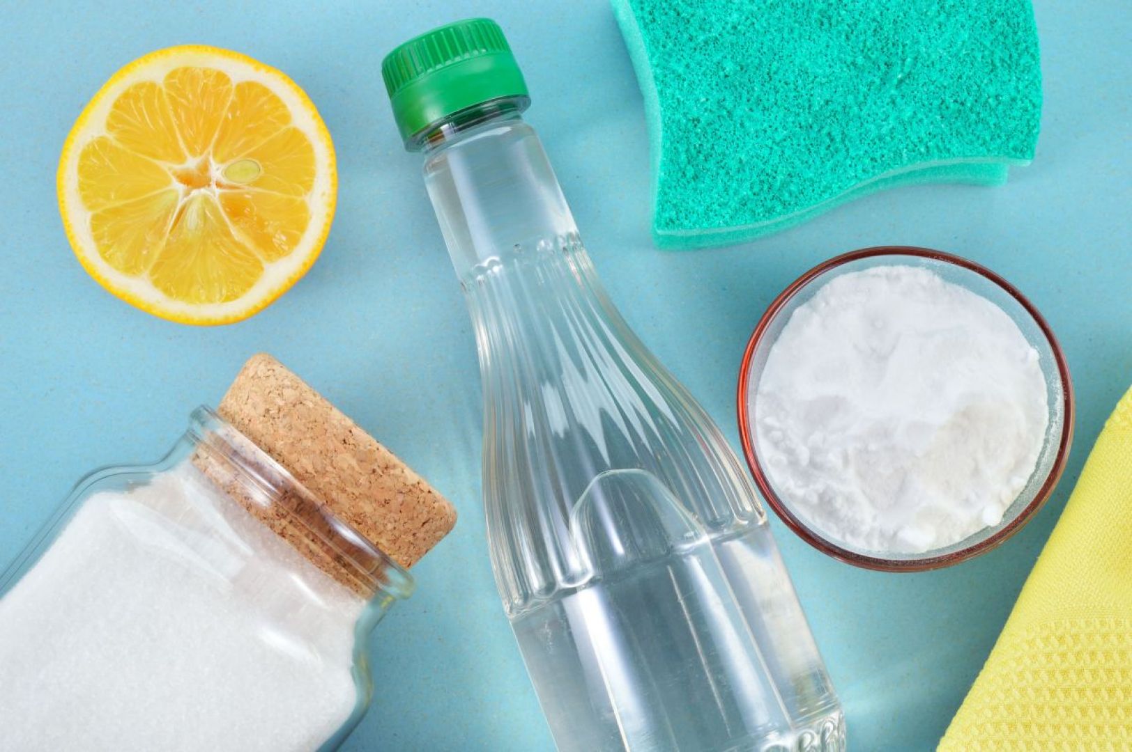 1. Sprzątaj bez detergentów – postaw na domowe środki czystości. Fot. 123 rf