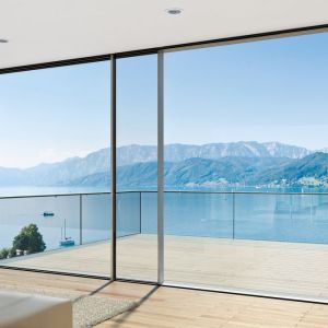 Lokalizacja okien, zwłaszcza tych o znacznych rozmiarach, bezpośrednio wpływa na komfort domowników oraz na bilans energetyczny budynku. Fot. Schüco