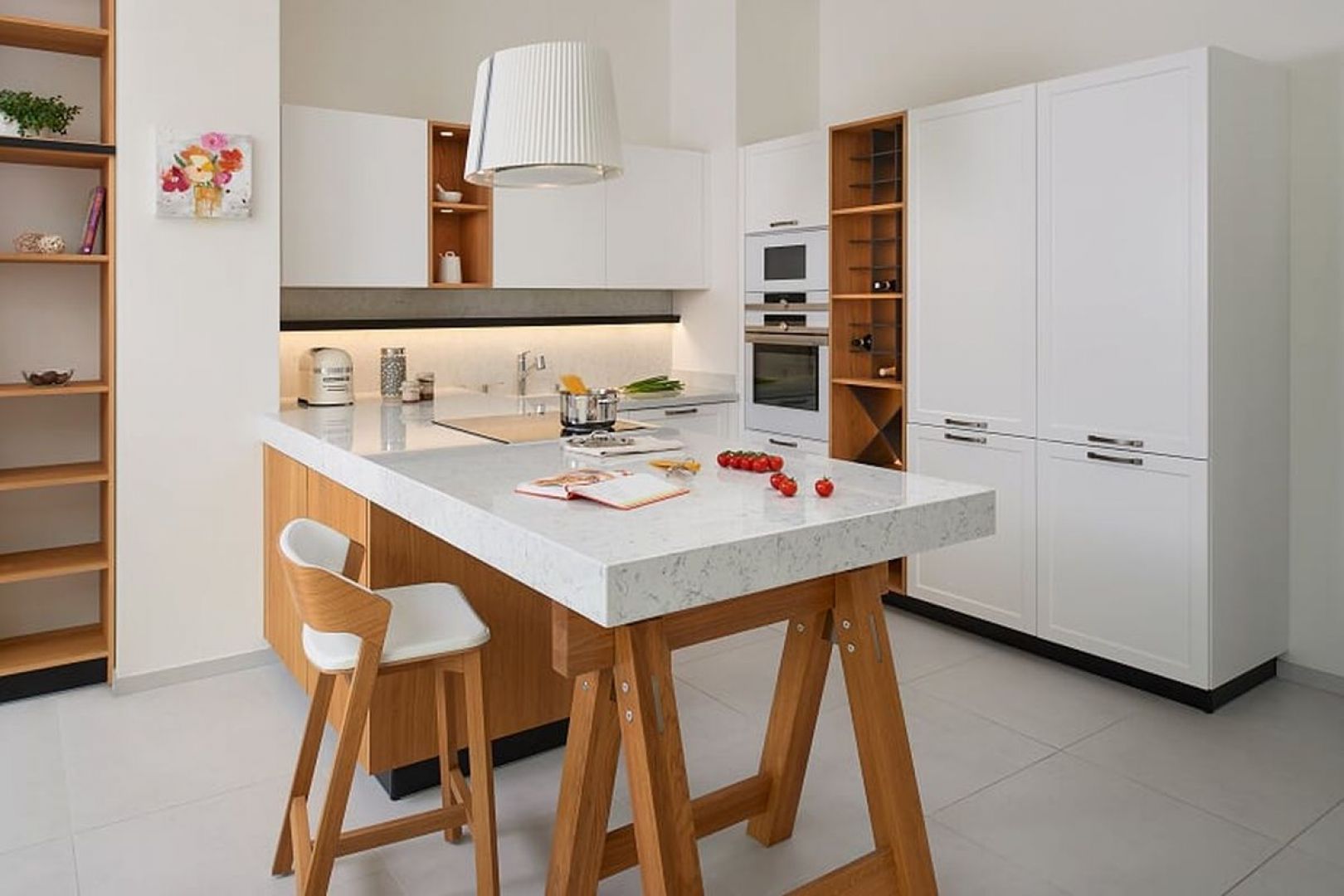 Jeśli chodzi o kolor i styl powierzchni roboczej w małych kuchniach, warto wybierać jaśniejsze barwy. Fot. TechniStone
