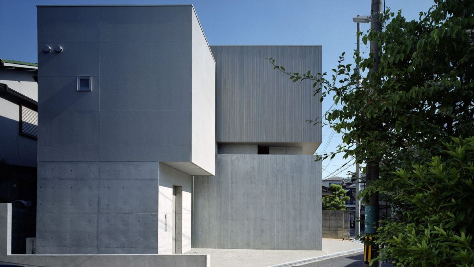 Jeden z górnych sześcianów wykończono pionowymi deskami drewnianymi w kolorze betonu. Fot. FujiwaraMuro Architects 