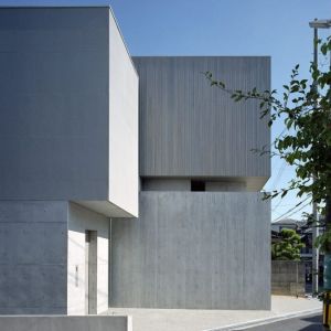 Jeden z górnych sześcianów wykończono pionowymi deskami drewnianymi w kolorze betonu. Fot. FujiwaraMuro Architects 
