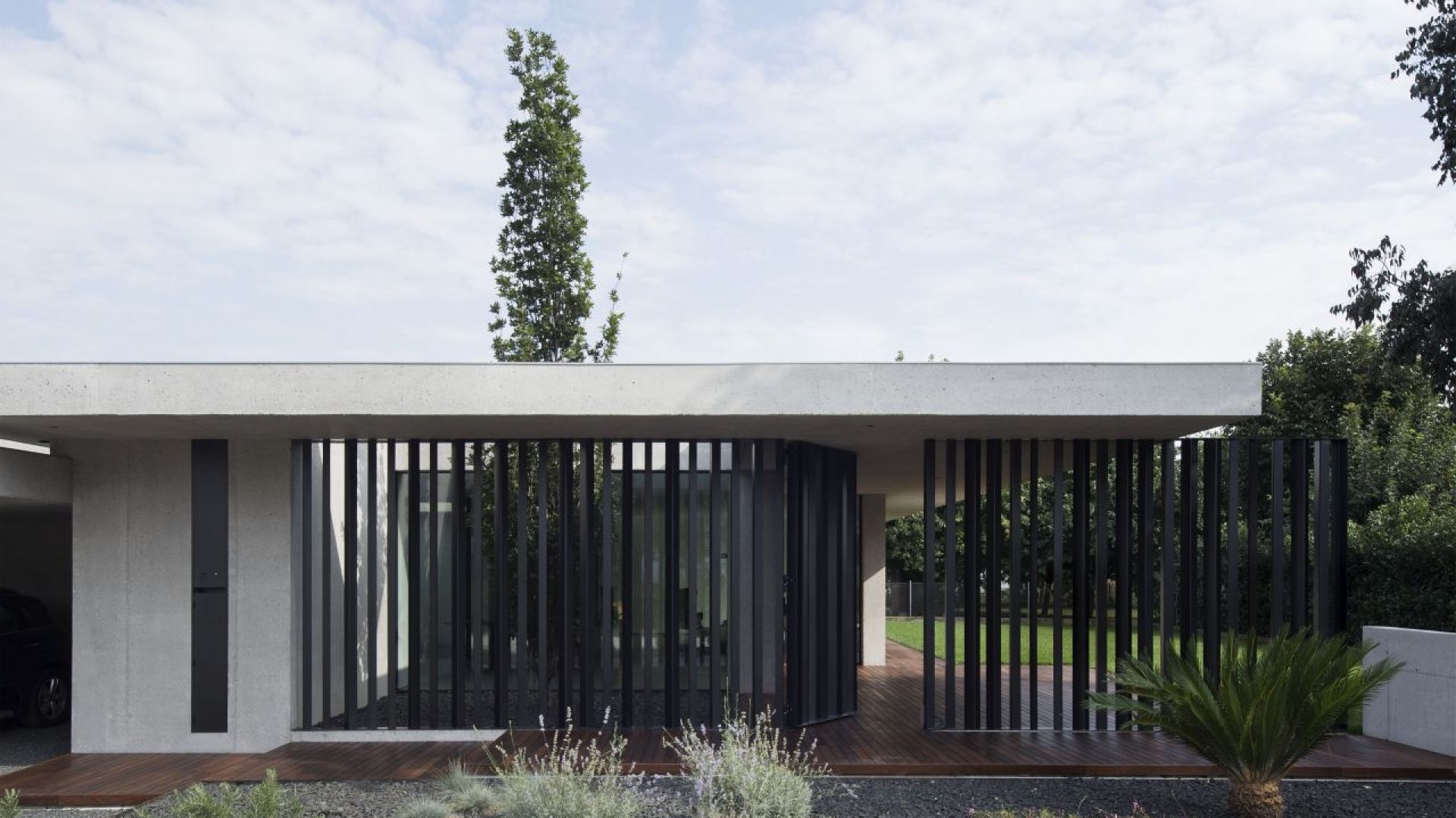 Współczesna architektura oparta na wykorzystaniu naturalnych materiałów i integralności strukturalnej poprzez wielką dbałość o szczegóły architektoniczne - taka jest misja firmy architektonicznej Studio Tixa w Bassano del Grappa (VI). Te same cechy, które można znaleźć w projekcie PHouse, willi zlokalizowanej we włoskiej miejscowości Cassola. Fot. Ritmonio