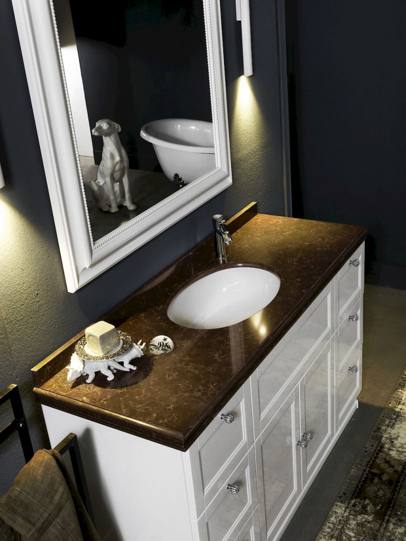 Nieodzownym elementem klasycznej łazienki jest duże lustro w ramie oraz toaletka z prostymi szafkami i stylowym blatem. W tego typu wnętrzu dobrze zaprezentuje się blat z konglomeratu kwarcytowego oraz Noble Athos Brown. Fot. TechniStone Noble Athos Brown