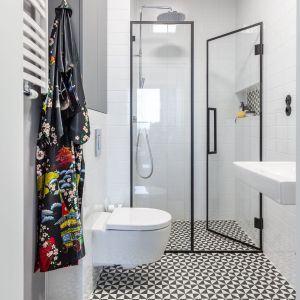 Mocnym akcentem jest natomiast podłoga i ściany w łazienkach wykończone biało-czarnymi płytkami zdobionymi opartowskim, geometrycznym deseniem. Fot. Decoroom 