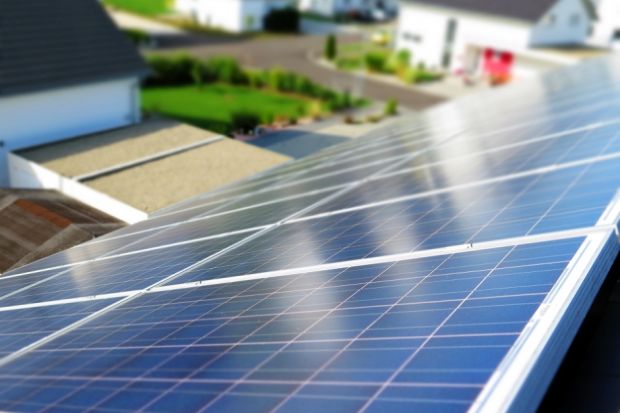 Zestawy fotowoltaiczne zamieniają energię słoneczną w energię elektryczną. Zwykle kojarzymy je z panelami solarnymi, umieszczonymi na dachach domów, które zaopatrują jego mieszkańców w prąd. Jednak z wygody tego rozwiązania warto korzystać t