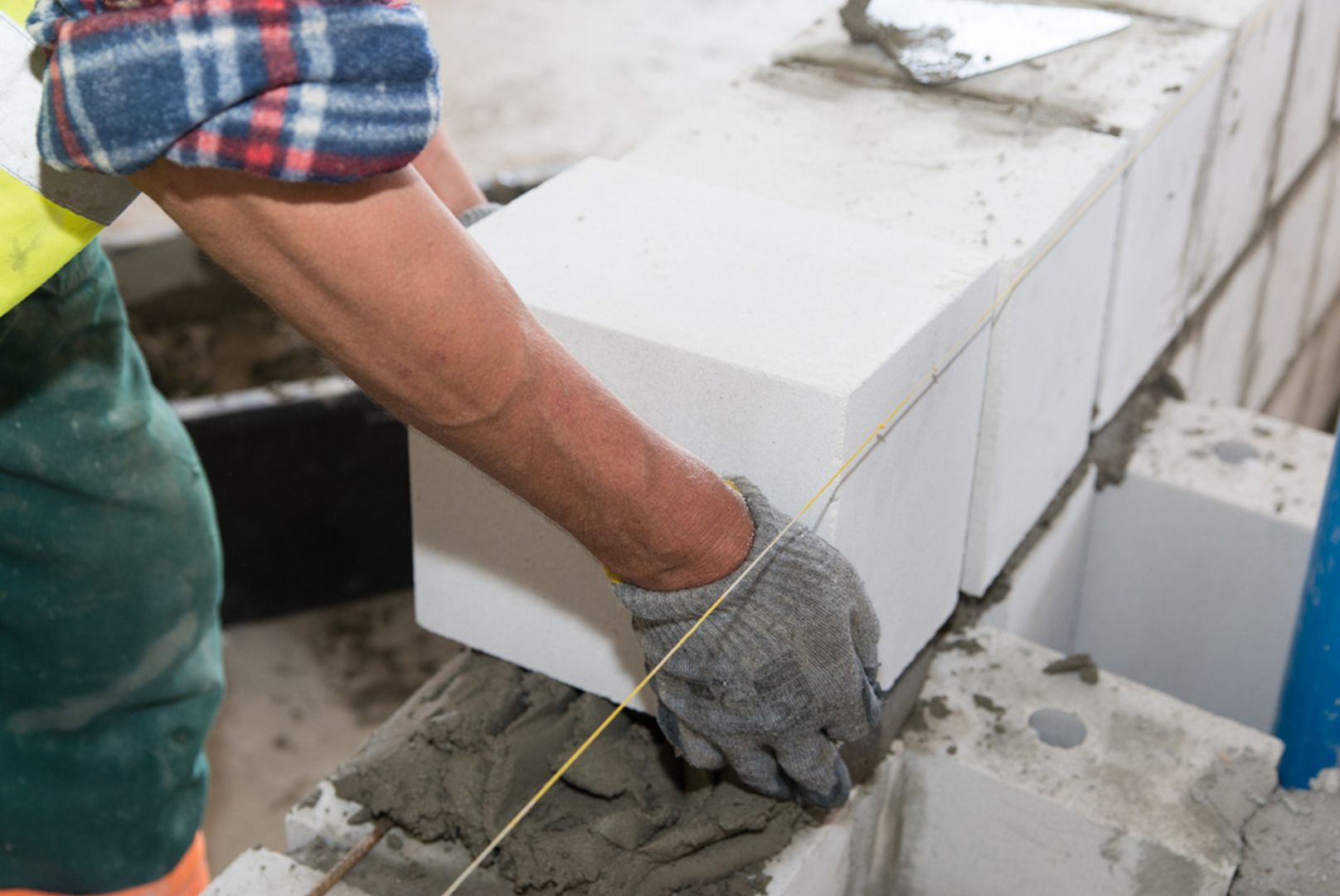 Lepsza izolacyjność termiczna (zbliżona do izolacyjności muru) systemowych elementów, na przykład stropów czy nadproży, także pomaga chronić przed mostkami termicznymi, odpowiedzialnymi za straty ciepła. Fot. Stowarzyszenie „Białe Murowanie”
