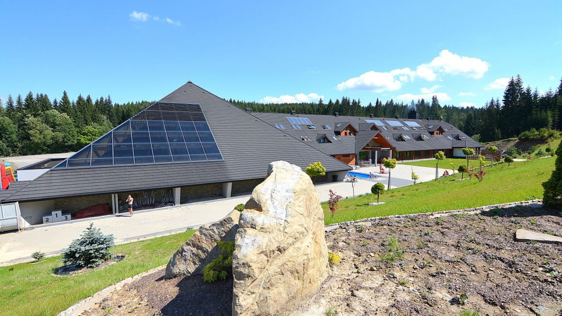 Wyboru pokrycia dachowego dokonuje zwykle architekt w porozumieniu z inwestorem. W pierwszej kolejności uwzględniają oni kształt dachu budynku, biorąc pod uwagę liczne elementy dekoracyjne, takie jak lukarny, wole oka, kąt nachylenia połaci. Jednak na trwałość i energooszczędność dachu ogromny wpływ ma też montaż pokrycia dachowego. Fot. Gerard Roofing Systems