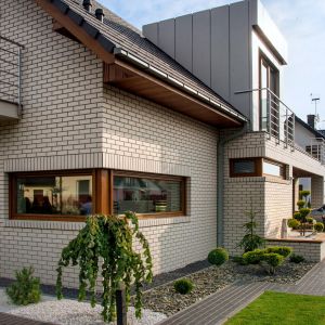 Nietypowe okna - długie i wąskie - to kolejne cechy charakterystyczne tego domu, które wyróżniają go spośród innych budynków tego typu. Fot. Röben 