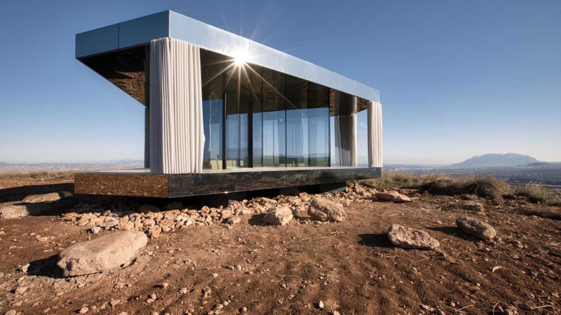 Dom na pustyni - 20 m kw. szklanej architektury
