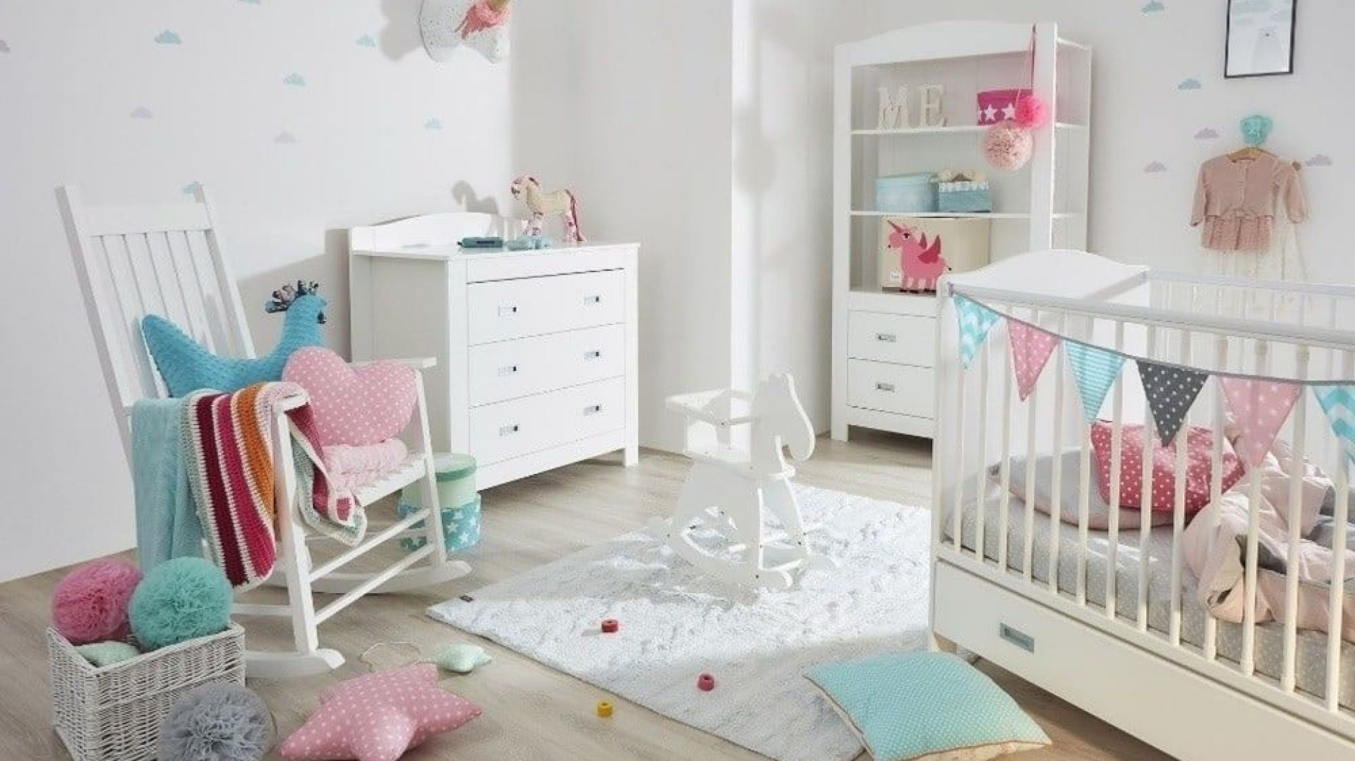 Niemowlę. Biały fotel bujany Bellamy Cosy. Fot. Bonami