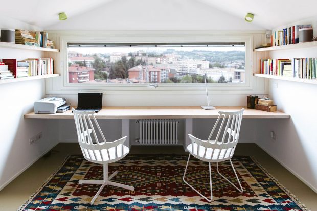 Wykonanie funkcjonalnego i jeszcze bardziej komfortowego apartamentu w budynku rodem z lat 60-tych w Ankonie, zgodnie z wymaganiami czteroosobowej rodziny, ze zwierzęciem domowym. Taki cel postawili sobie projektanci PLAstudio zmieniając i odświeżają