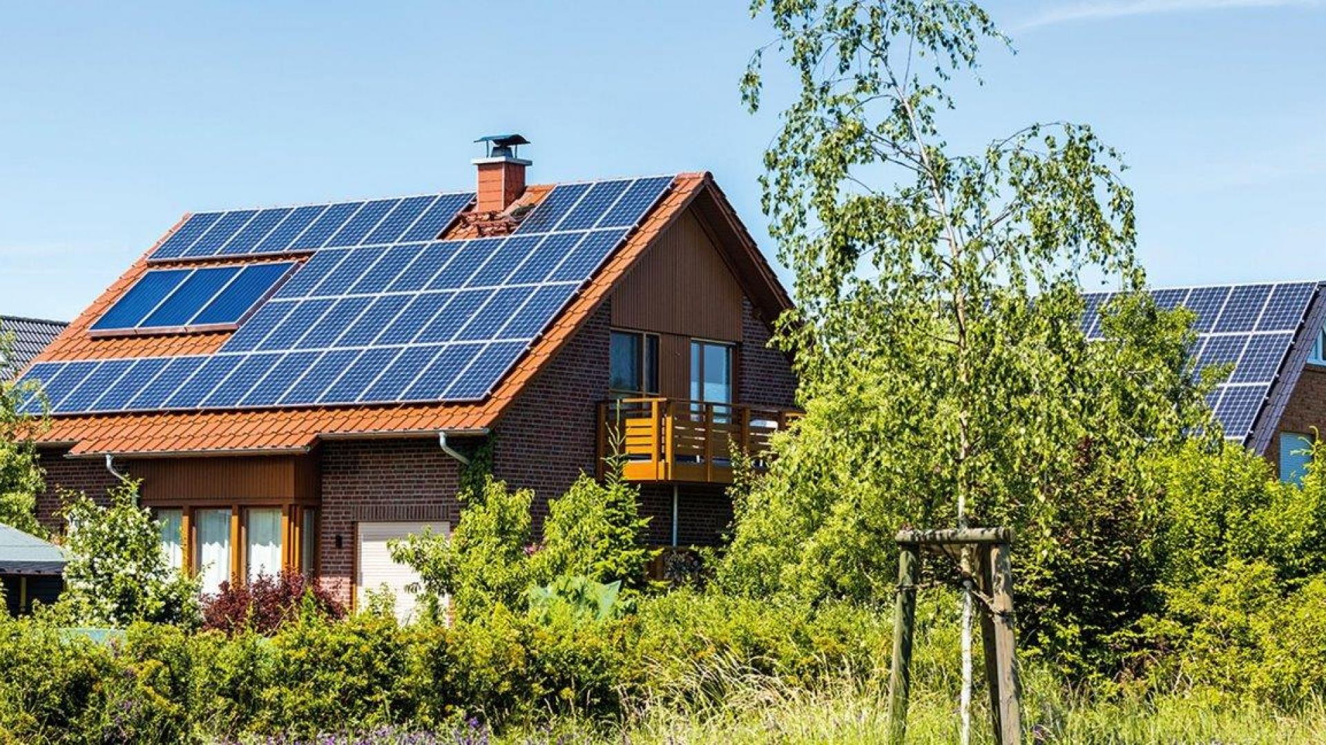 Powstałą energię elektryczną można wykorzystać na bieżące zapotrzebowanie energetyczne budynku, a nadmiar przekazać do sieci i potem odebrać 80% jej wartości w ciągu 1 roku. Co ważne, panele fotowoltaiczne działają przez cały rok, nawet w pochmurne czy zimowe dni. Warto jednak pamiętać, że tym czasie wyprodukują mniej energii – stąd dobrym rozwiązaniem jest właśnie magazynowanie prądu w systemie upustów w okresach większego nasłonecznienia. Fot. Vaillant