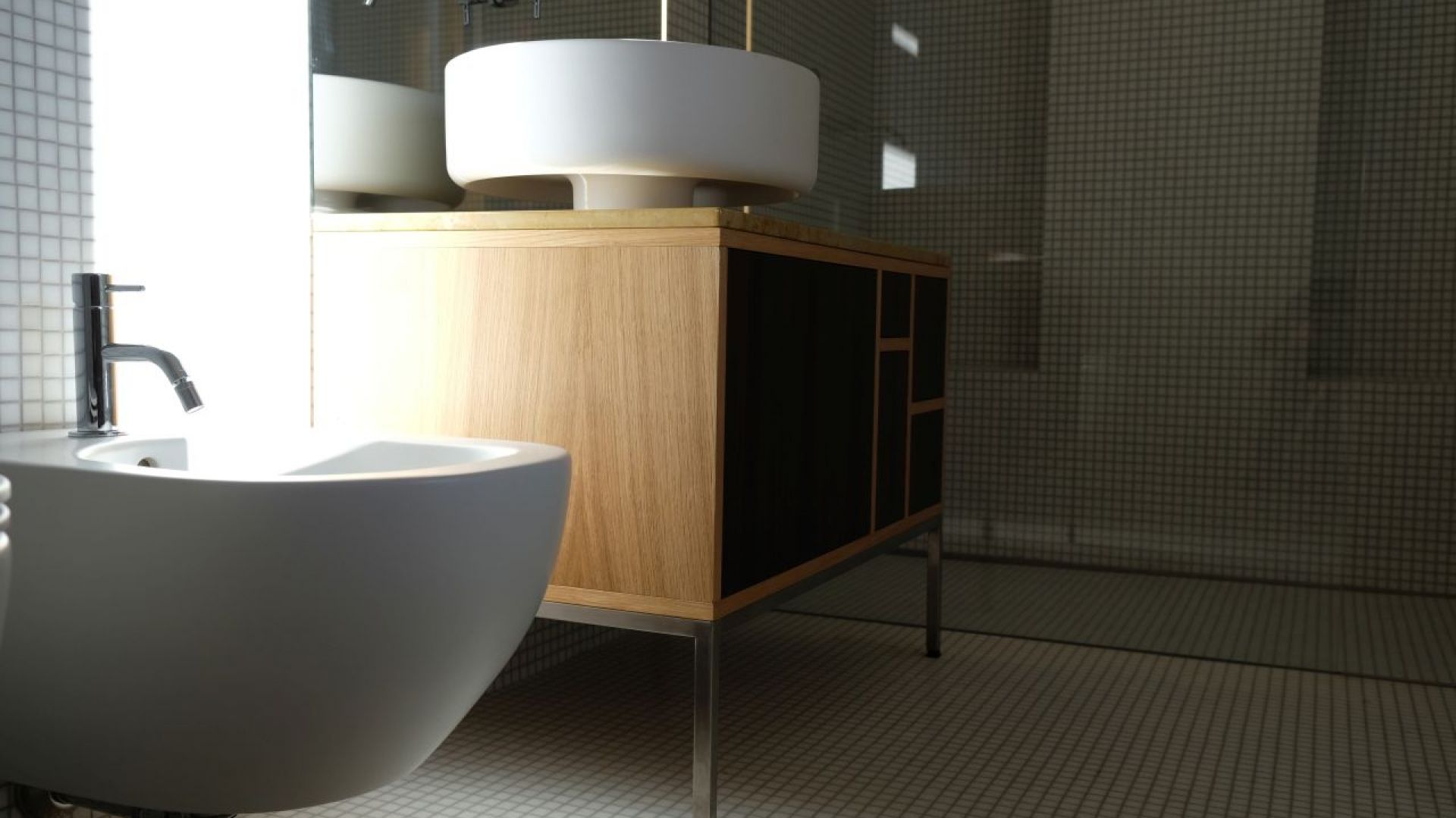 Minimalistyczna łazienka w drewnie i szkle