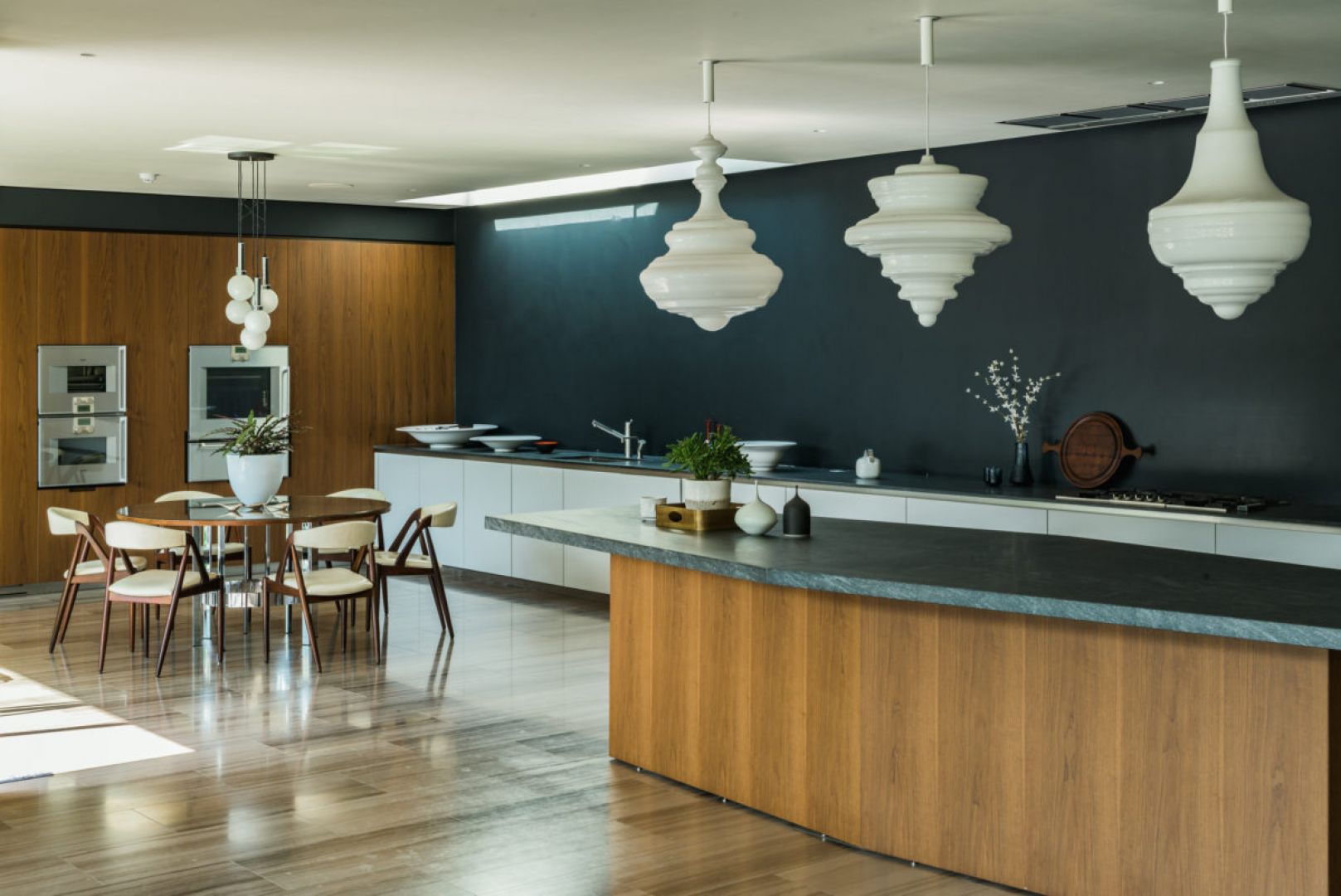 Nowoczesną kuchnię zaaranżowano w minimalistycznym stylu. Fot. The Modern House
