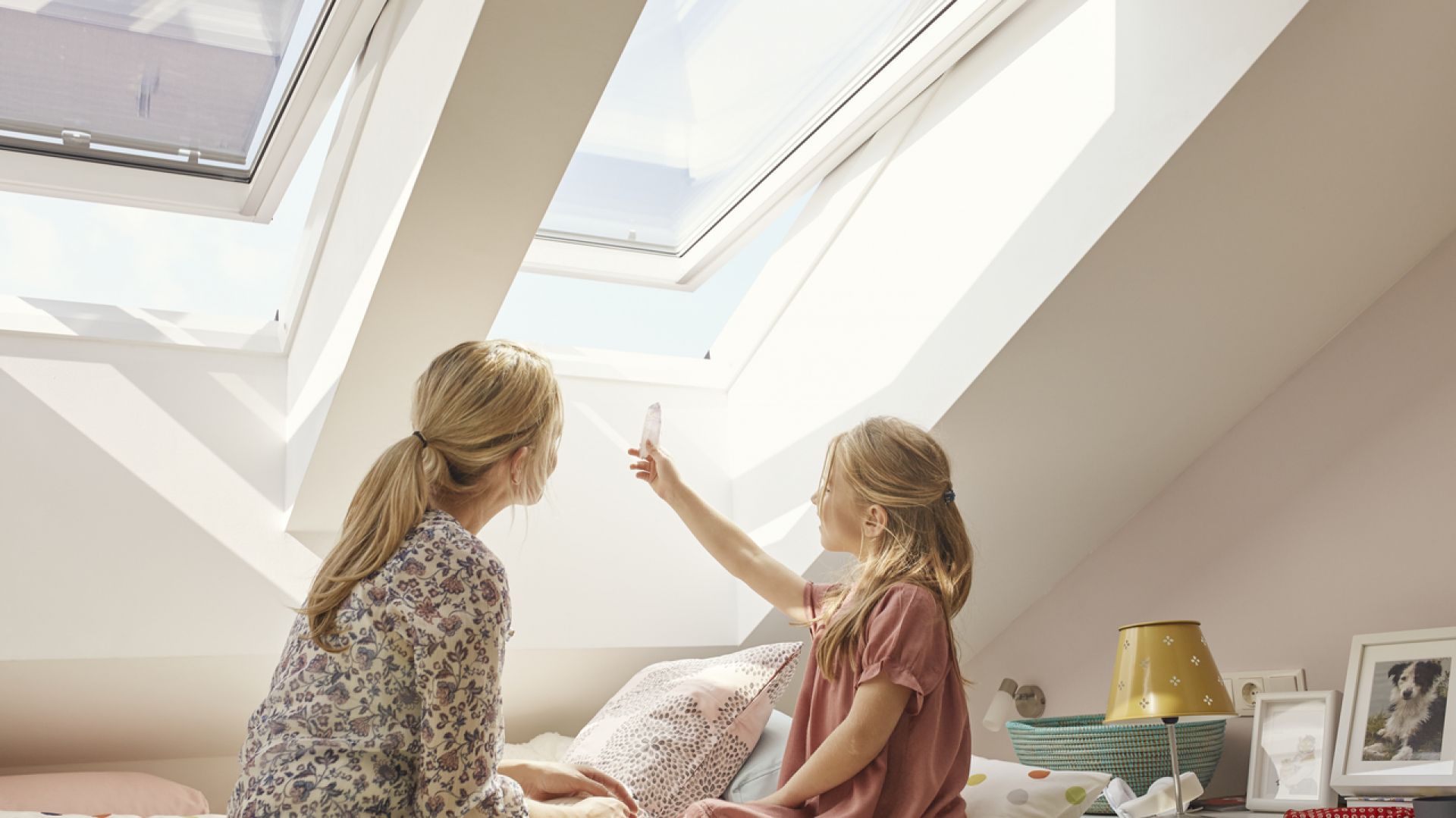 Optymalna temperatura we wnętrzu to ważny czynnik, który wpływa na nasze samopoczucie – zarówno w dzień, jak i w nocy. Fot. Velux