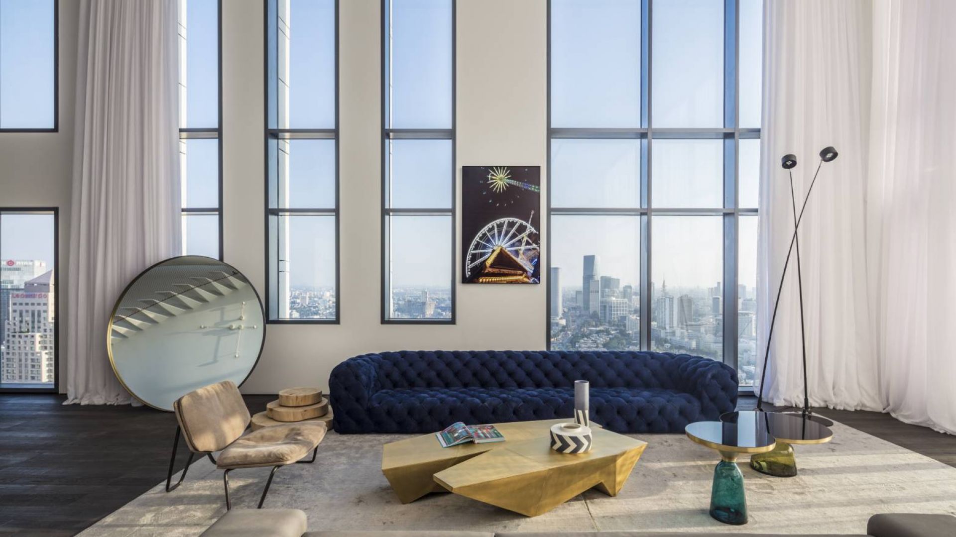 Apartament zalany słońcem, z widokiem na przepiękną panoramę miasta, jest miejscem, w którym codziennie rozgrywa się magiczny spektakl światła. Fot. Forestile